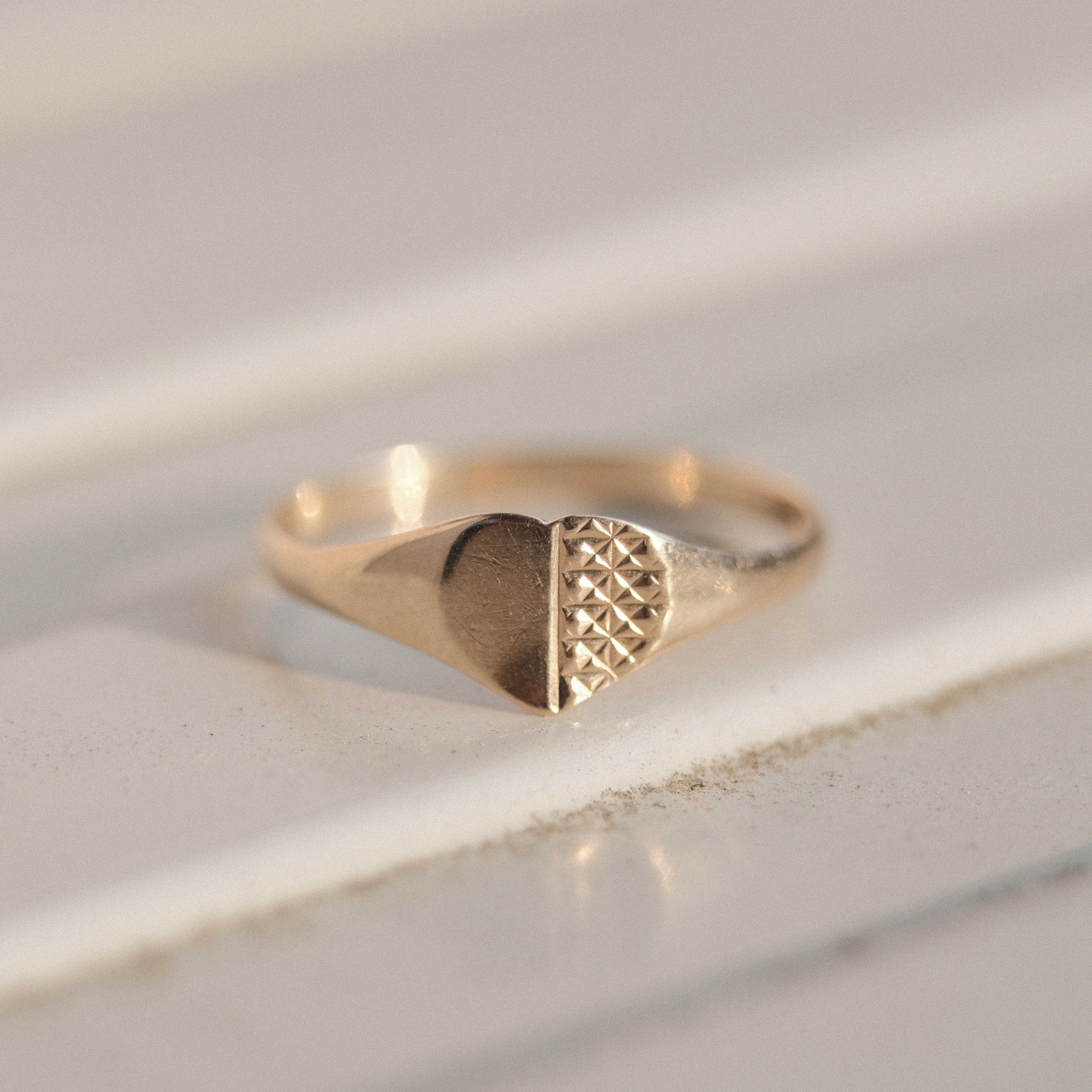 Vintage gold and onyx Playboy signet ring | H2 Vintage