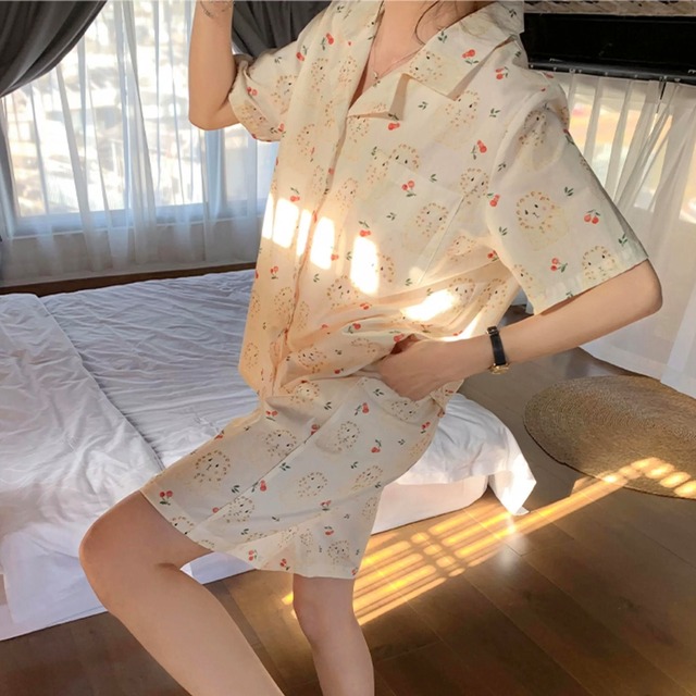 セットアップ レディース ルームウェア パジャマ 部屋着 寝巻き ショートパンツ ショート 半袖 襟付き 前開き ボタン かわいい 可愛い 大人可愛い 可愛い 大人女子 大人 きれいめ シンプル カジュアル おしゃれ お洒落 ラフ ガーリー とろみ感 抜け感 ラブリー キュート 存在感 主客級 学生風 ナチュラル さくらんぼ プリント 夏 デート お泊まり アウトドア キャンプ 旅行 休日 双子 韓国 オルチャン コーデ トレンド 流行 普段使い デイリー 楽チン M L XL 2XL ライトベージュ