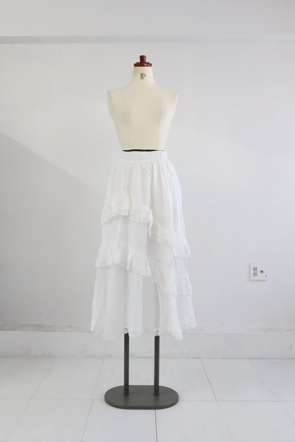 アシンメトリーフリルスカート / Asymmetrical ruffle skirt(W25P5000H)