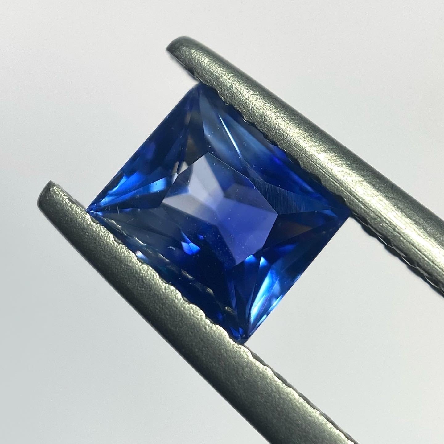 潔いバイカラーサファイア