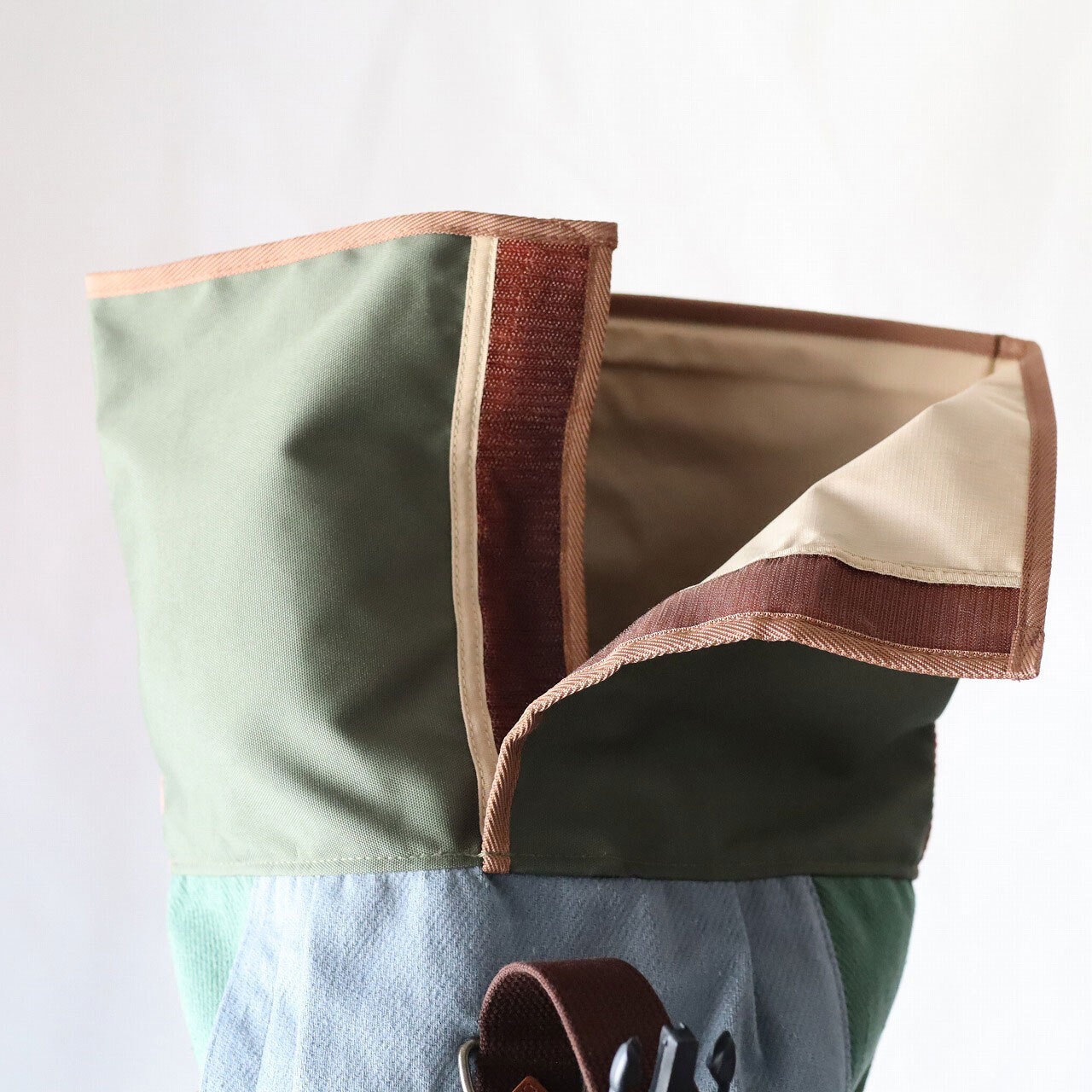 バックパック / Hemp cotton Roll-top backpack/ テラカラーズミックス×ネイビー（ハンド エンボイダリー エディット）