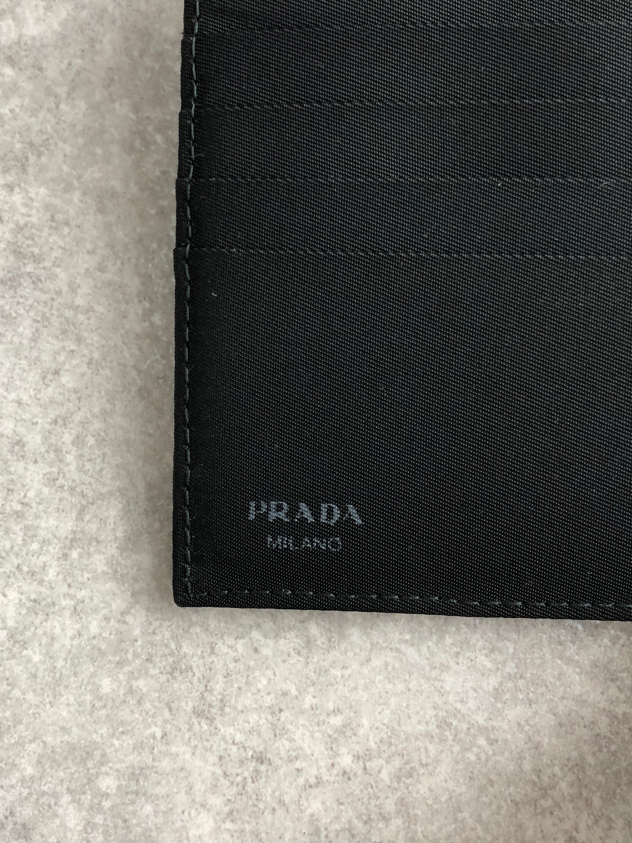 PRADA プラダ 財布 ブラック トライアングルロゴ ナイロン 2つ折り