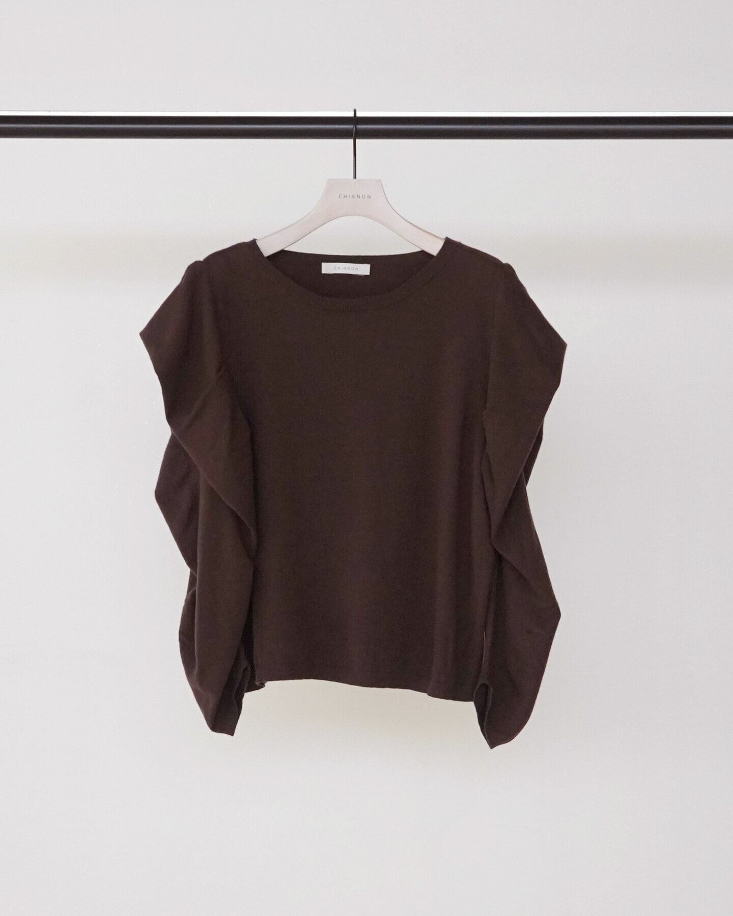 【9/下旬〜10/上旬入荷次第お届けのご予約】CHIGNON/シニヨン タックドレープスリーブニット 9865-427GS F