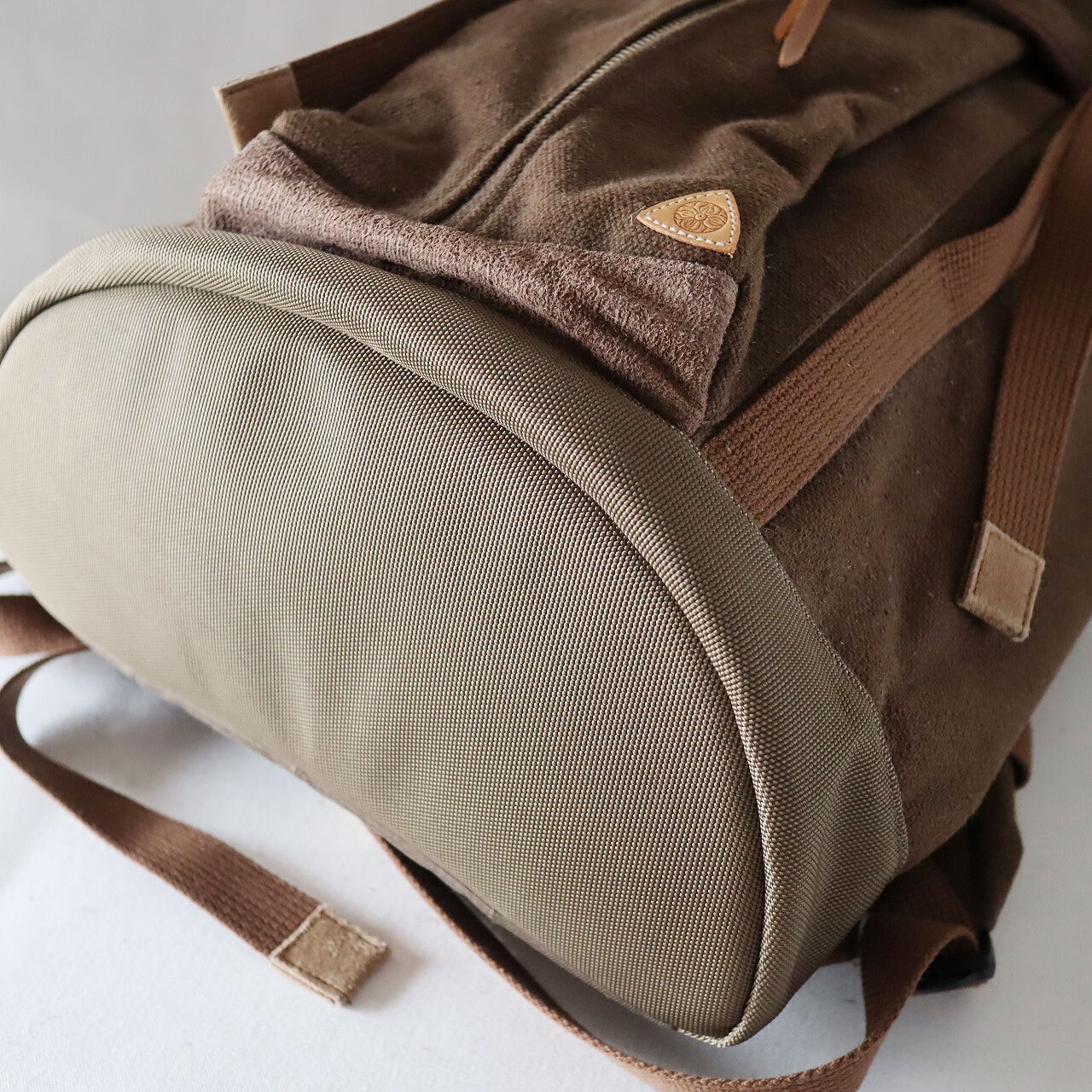 【Deadstock Item】バックパック / Top-flap Draw Backpack/ ブラウン×カーキブラウン・ボトム