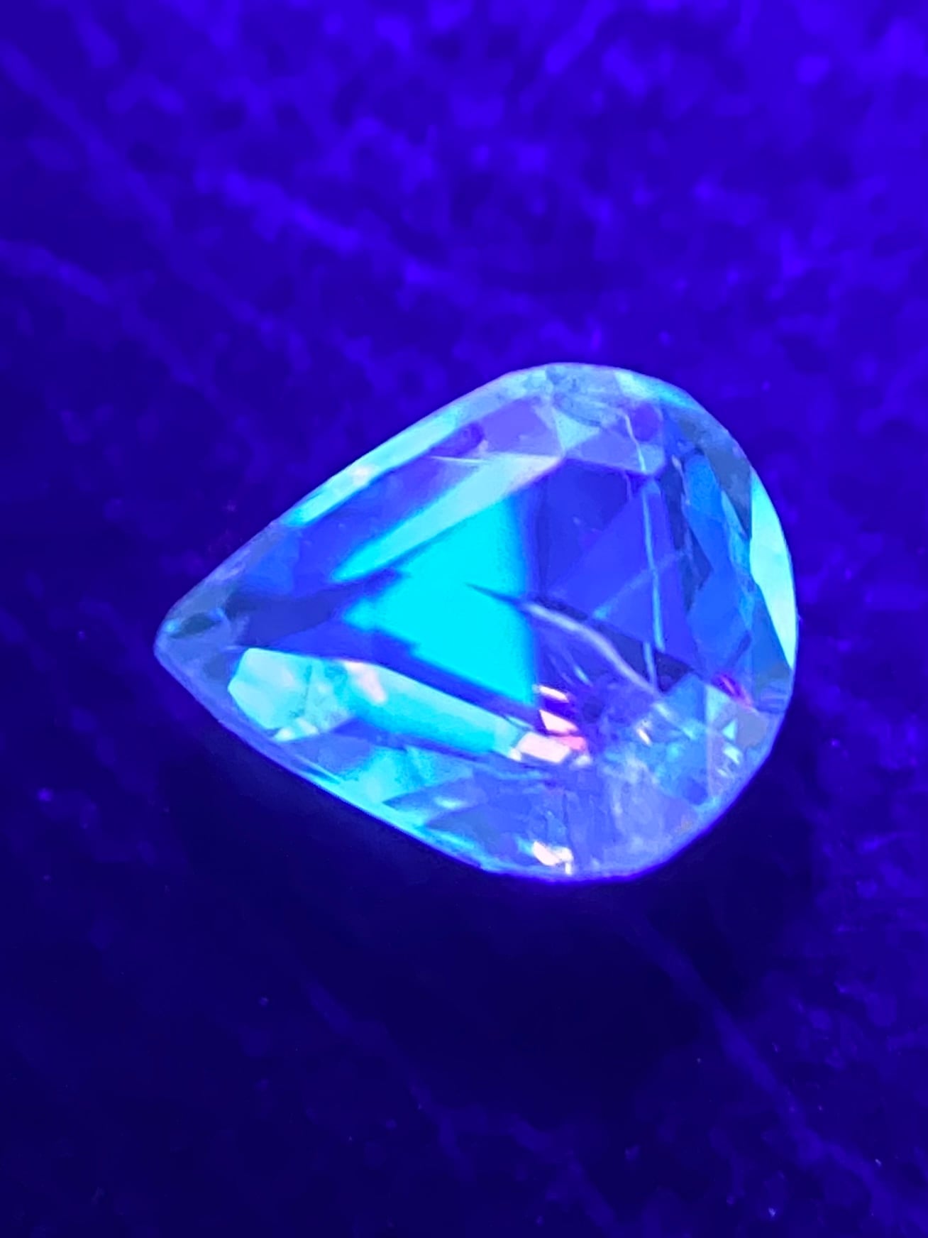 △三角に蛍光ペアシェイプローズカットダイヤモンド 0.292ct ルース