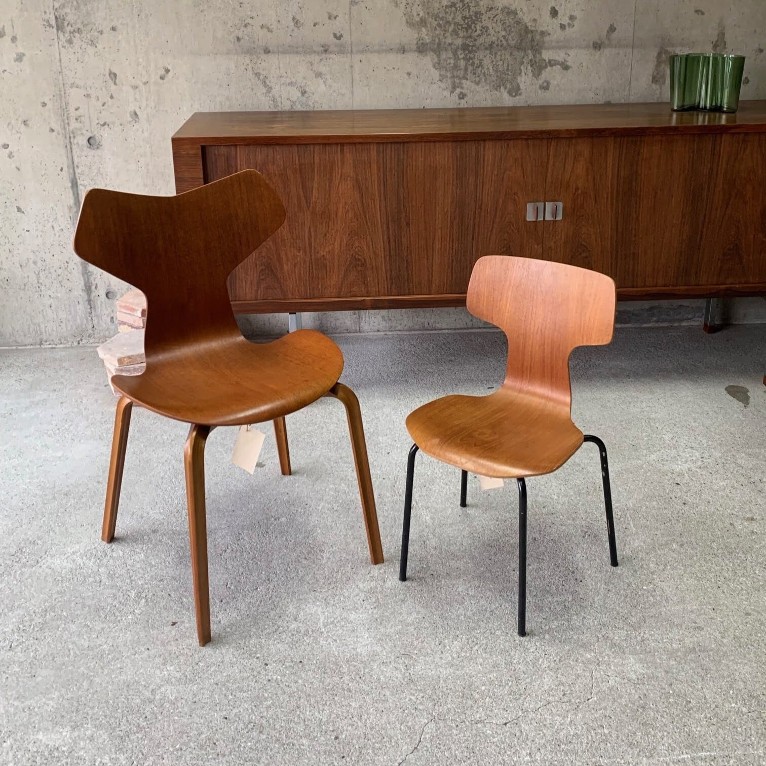Fritz Hansen(フリッツハンセン)社のアルネ・ヤコブセン デザイン Tチェアです！機能性も優れるヴィンテージのスタッキングチェアー。プライウッドのナチュラルな質感がインテリアのアクセントに♪ Vintage】T Chair Kids 子供用Tチェア | KOHSEKI