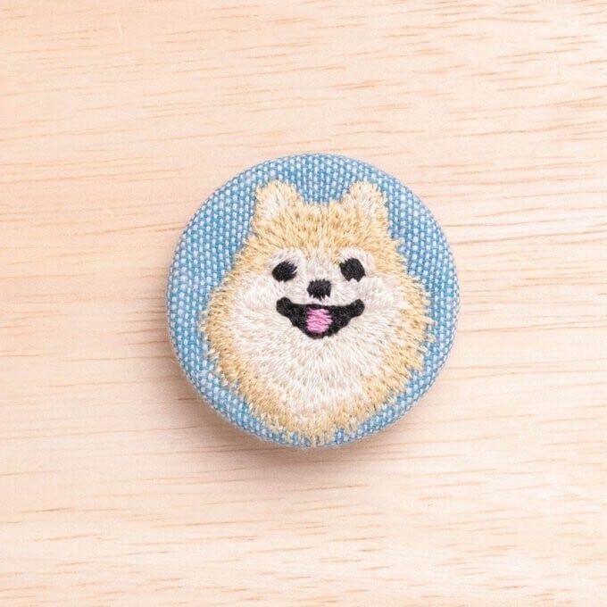 刺繍くるみブローチ(青)ポメラニアン