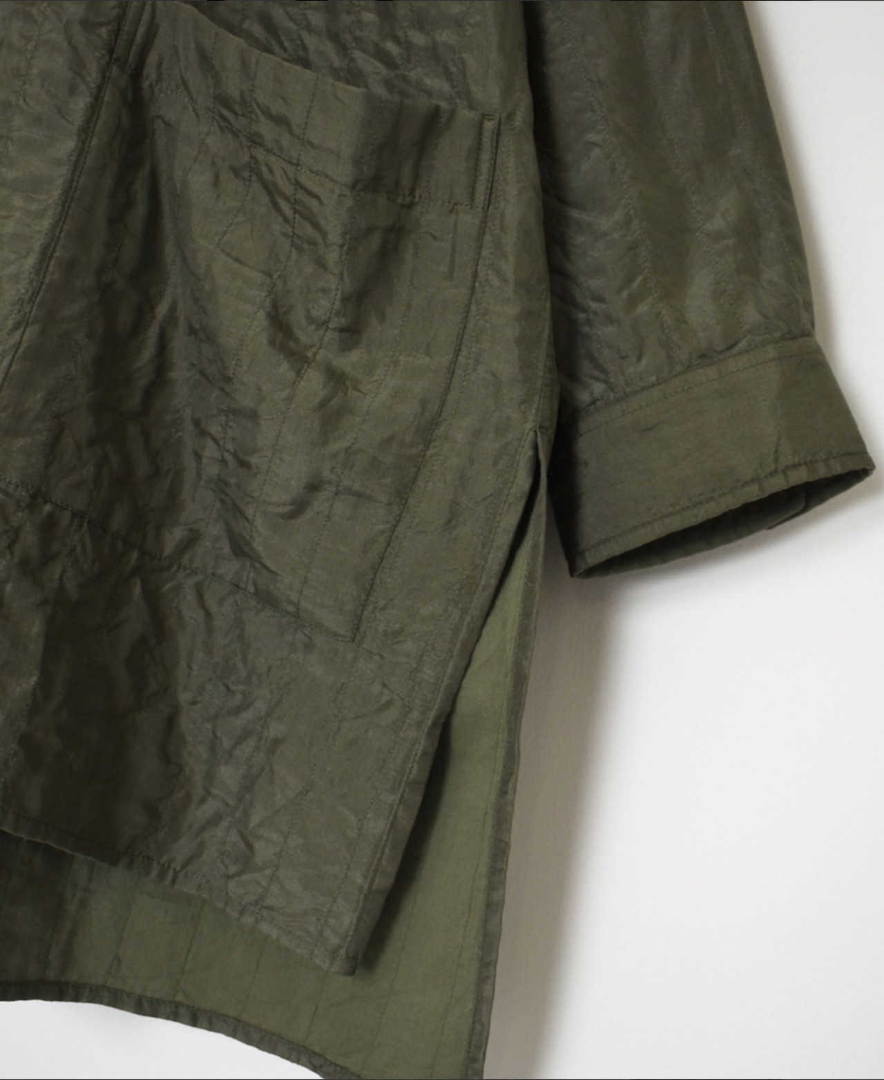 maison de soil (メゾンドソイル) シルク 薄キルティング バンドカラーシャツジャケット STITCHED BANGALORE SILK PLAIN BANDED COLLAR SHIRT