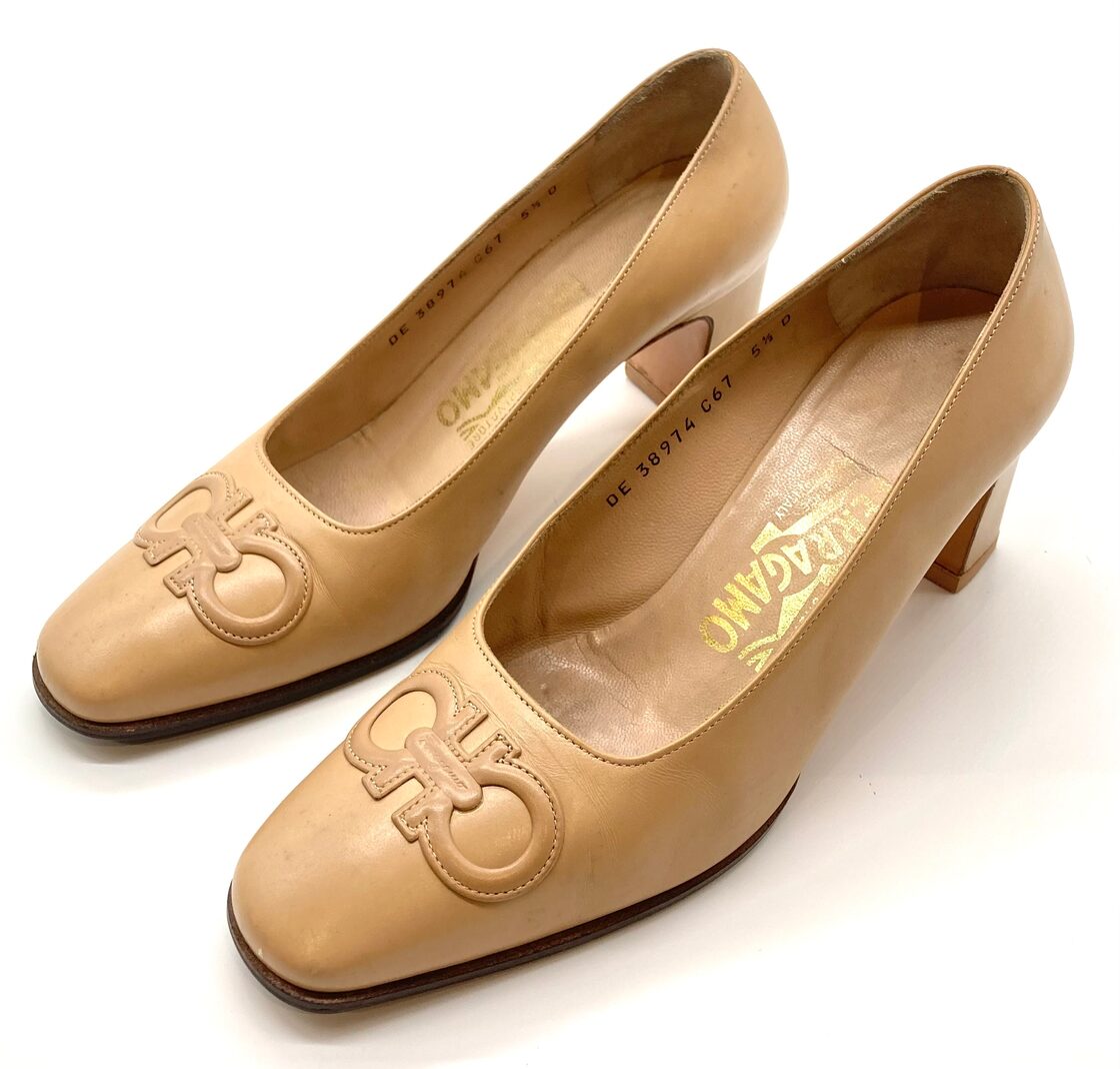 OLD FERRAGAMO(オールドフェラガモ) ベージュレザーガンチーニパンプス 