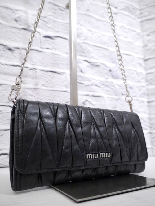 ◆miu miu ミュウミュウ MATELASSE マテラッセ クロスボディ ショルダー ウォレット バッグ ポシェット 黒x銀◆ クロスボディ仕様の定番♪