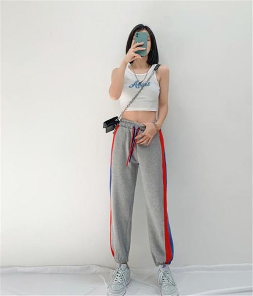 雰囲気のある大人の着こなし グレー カジュアルパンツ 女性 ゆったりする 百掛け ハイウエスト