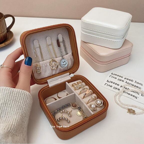 Jewelry Box 4color Compact ジュエリーボックス アクセサリーケース アクセサリーポーチ 収納ケース 小物 コンパクト 小さめ ピアス イヤリング 指輪 リング ネックレス オシャレ シンプル 4色展開 ホワイト ピンク ブラウン ブラック 大人 きれいめ 旅行 持ち運び 携帯