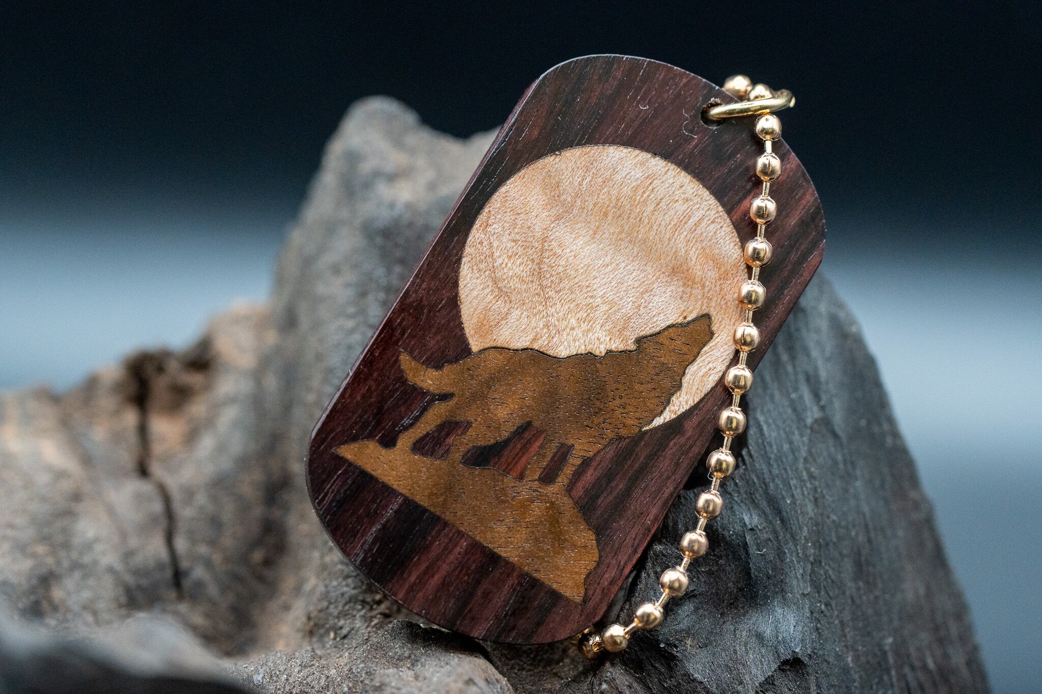 【王室御用達 】キングウッド ドッグタグ 象嵌 月と狼