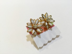 アトリエSATO フラワーイヤリング ホワイト