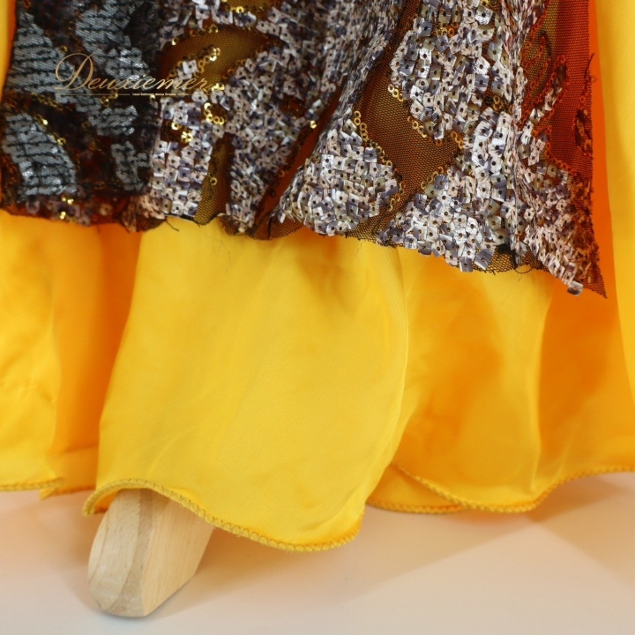 ベリーダンス オリエンタル 衣装 上下セット クイーン Queen イエロー系 トップス スカート 黄 黒 花 ラインストーン スパンコール 豪華 装飾 キラキラ ステージ イベント ダンス衣装 ブラック系