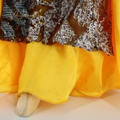 ベリーダンス オリエンタル 衣装 上下セット クイーン Queen イエロー系 トップス スカート 黄 黒 花 ラインストーン スパンコール 豪華 装飾 キラキラ ステージ イベント ダンス衣装 ブラック系