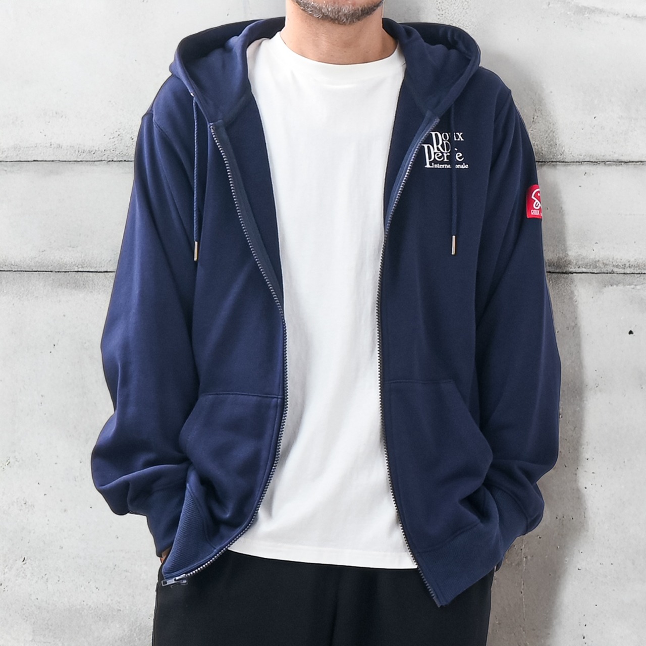 フードロゴ刺繍ジップアップパーカー