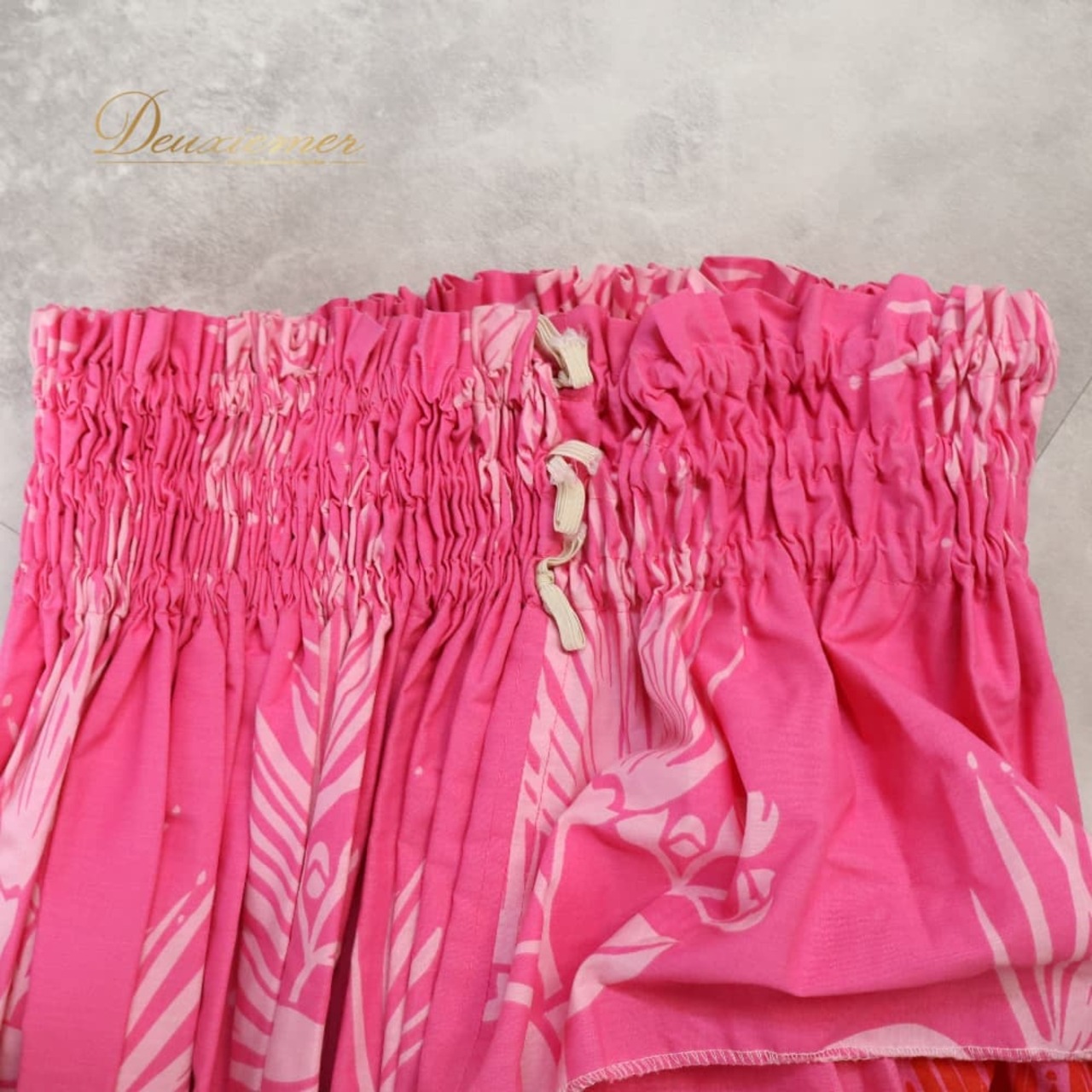 フラダンス 衣装 パウスカート ピンク系 ハワイアンプリント フラワープリント 植物柄 花柄 アロハ フラ ダンス レッスン 練習 シングル スカート 華やか 鮮やか かわいい おしゃれ 軽やか ふんわり フレア レッド系 グリーン系 イエロー系 ピンク 赤 緑 黄