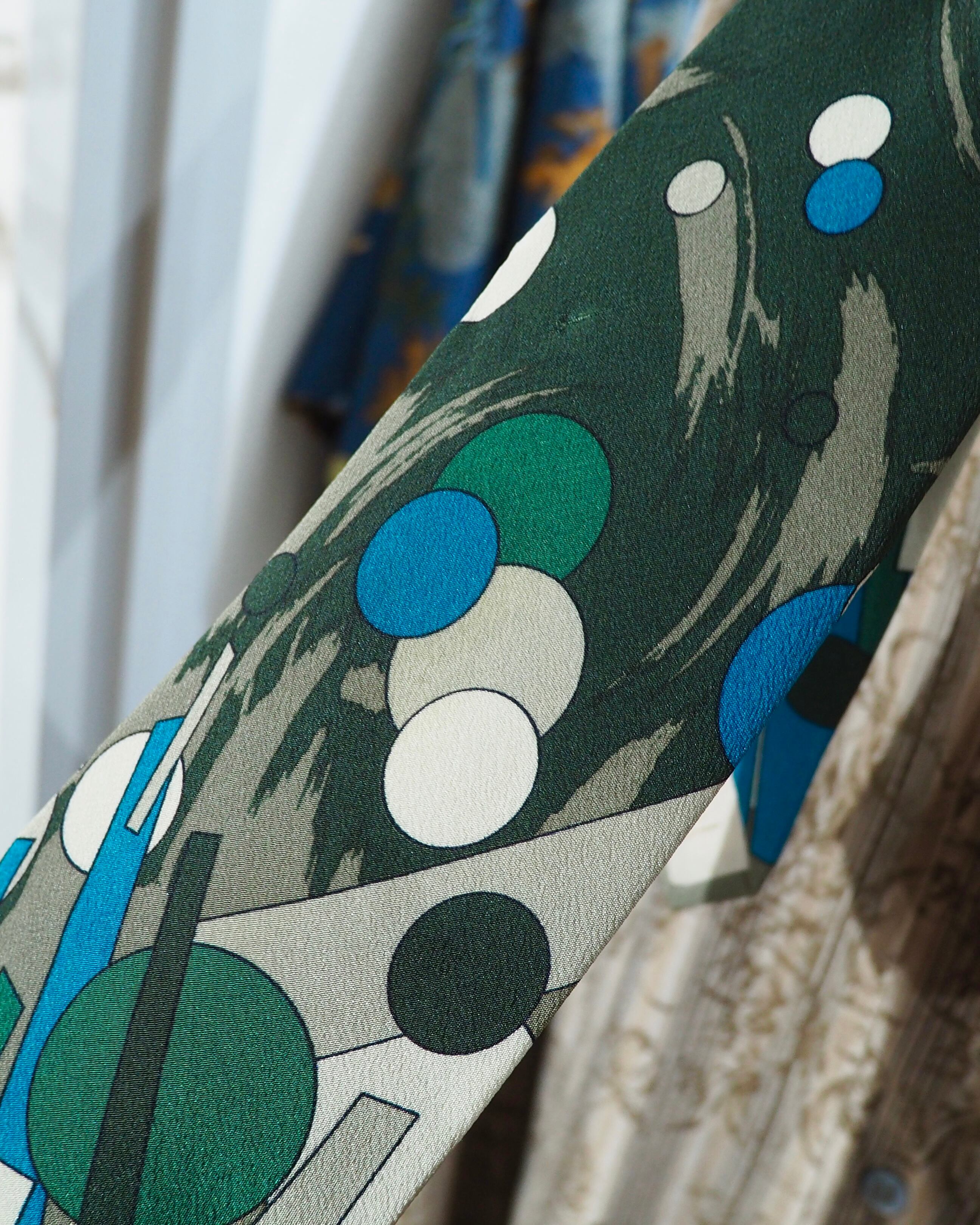 ” Zero gravity ” Geometric Art pattern vintage silk Tie