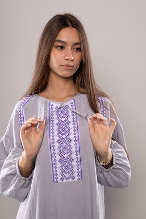 ウクライナ刺繍ヴィシヴァンカ クロスステッチ　手刺繍　ブラウス　麻　レディース・フリーサイズ