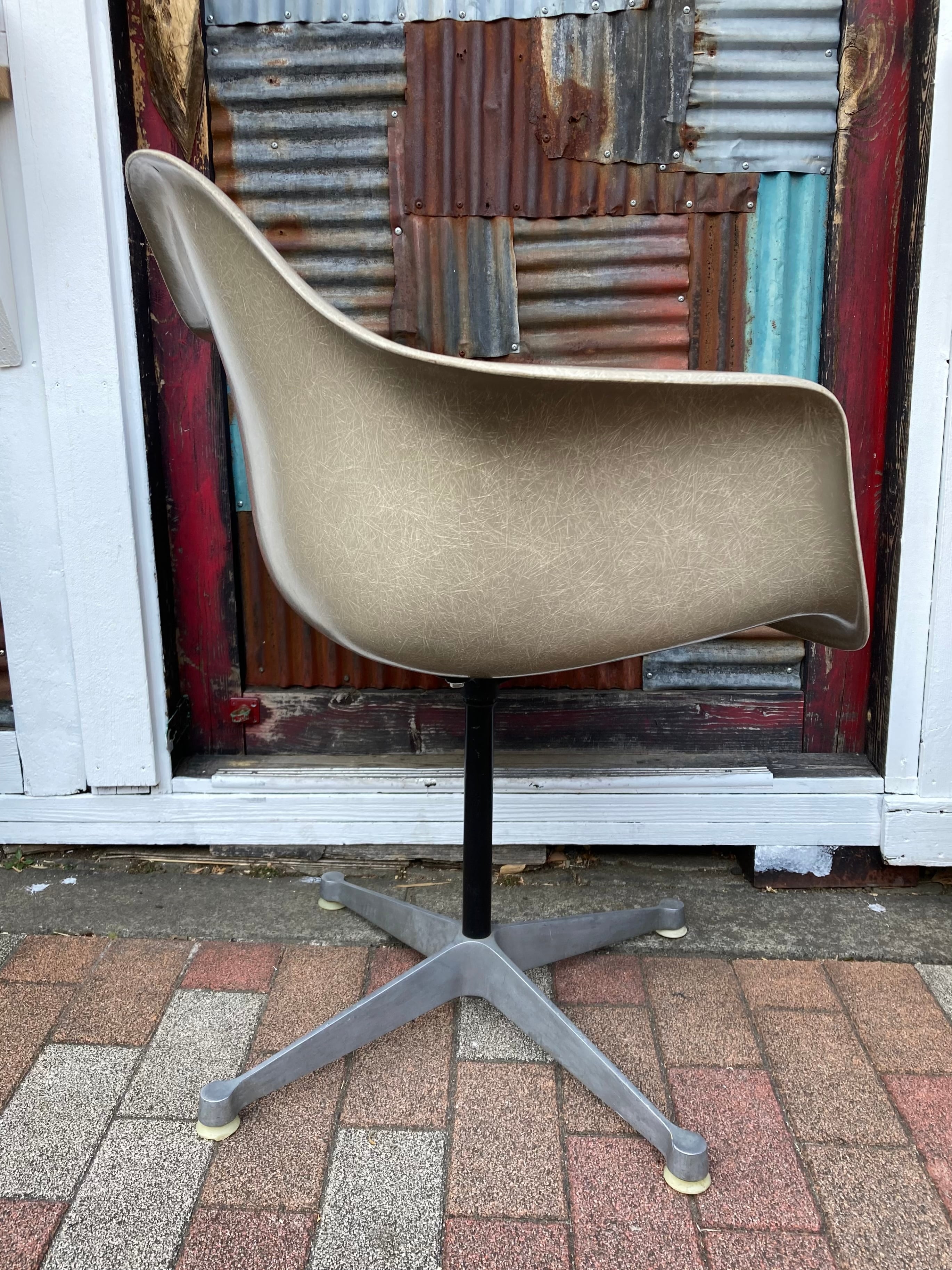 60s VINTAGE EAMES ARM SHELL CHAIR | BEADY