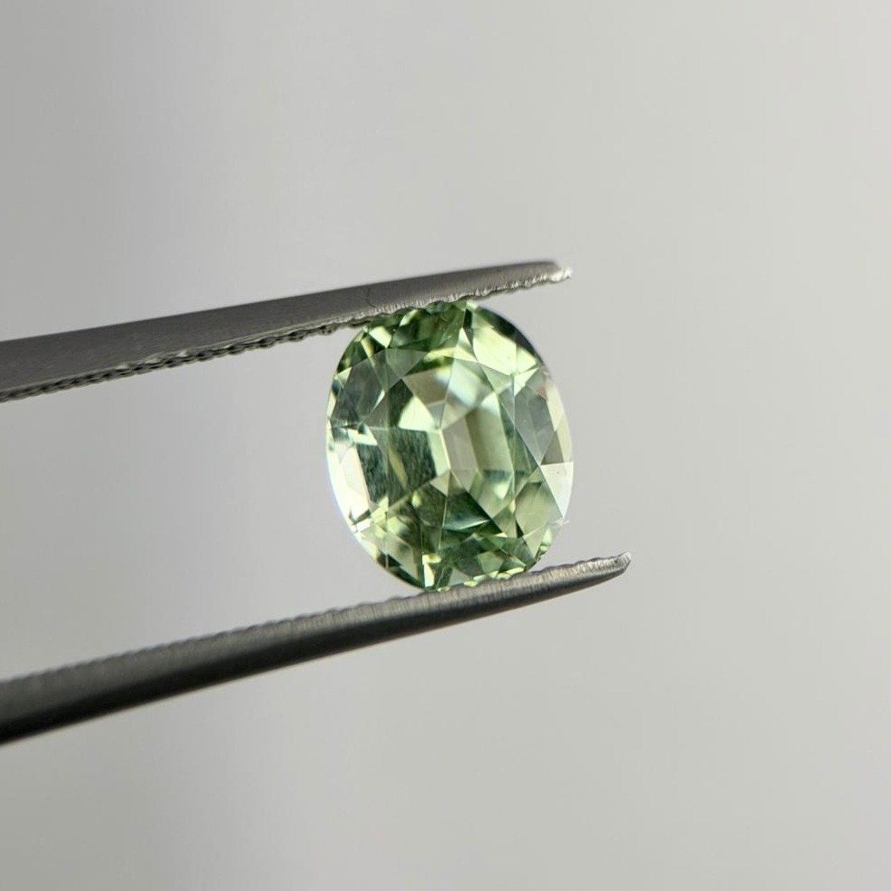 ミントトルマリン オーバルカット 8.1x6.7x5.0mm, 1.65ct, ナイジェリア産