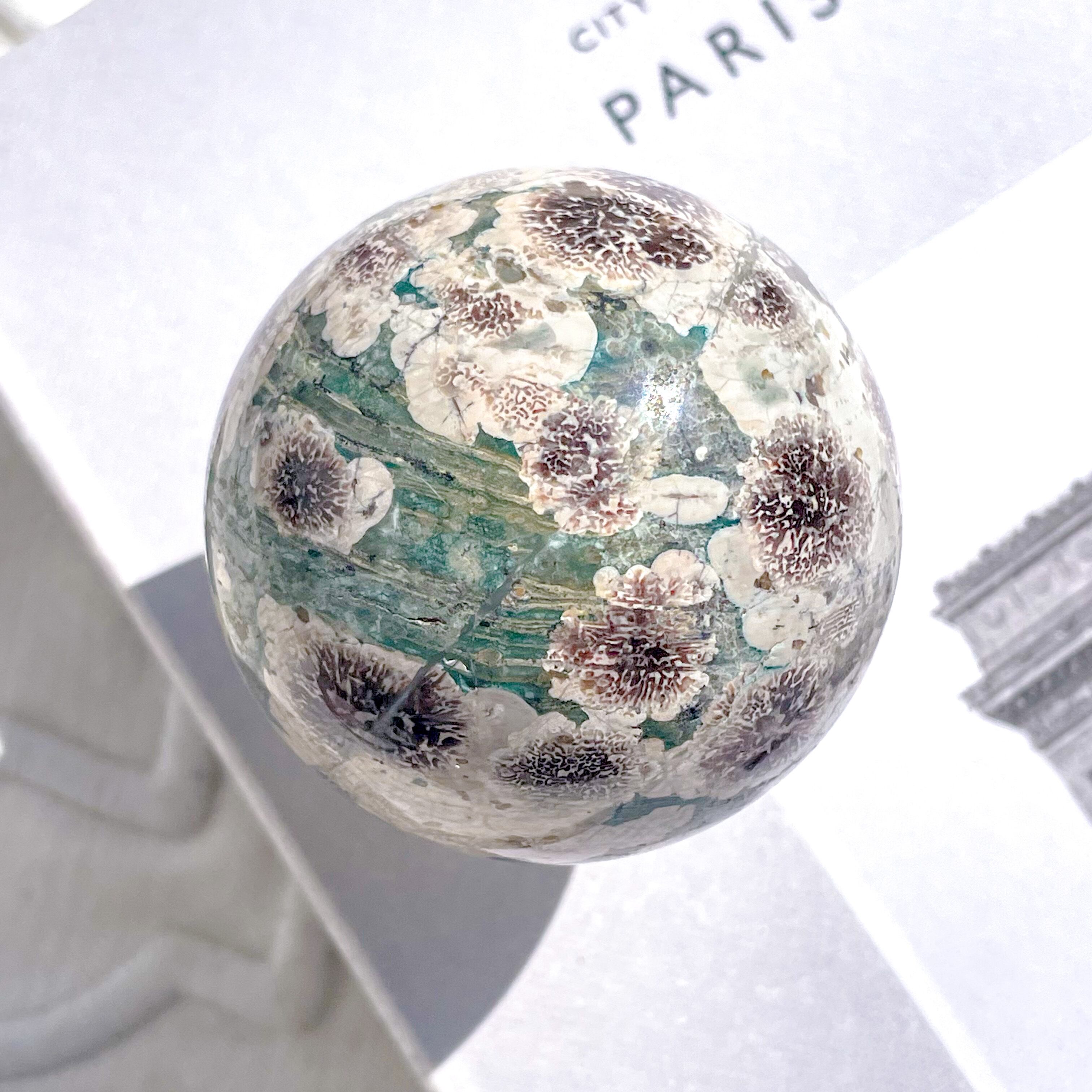 天然石 グリーンフラワージャスパー スフィア 丸玉  66.2ミリ　台座付け綺麗 天然石 グリーンフラワージャスパー スフィア 丸玉 66.2ミリ