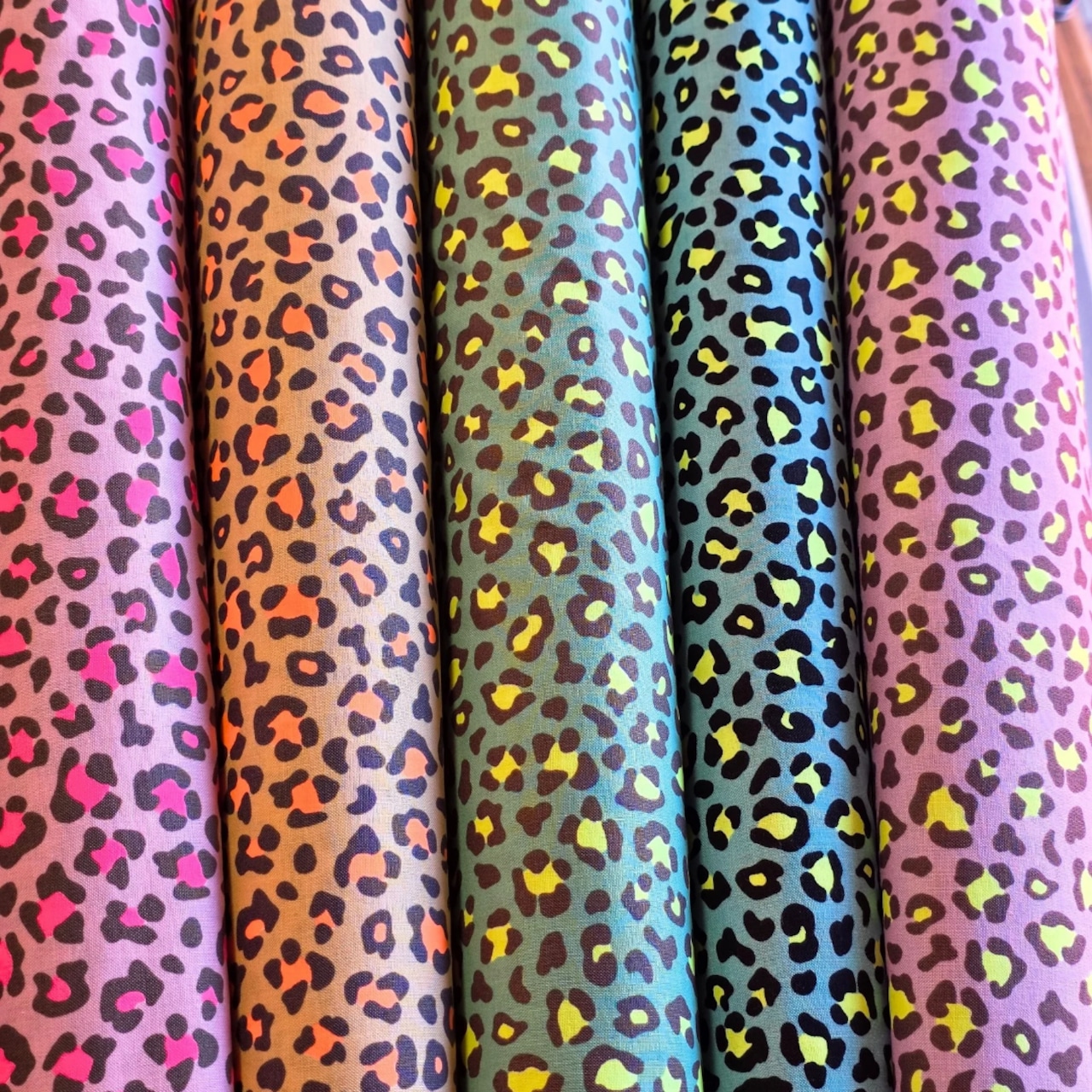 Neon Leopard くすみピンク 60cmカットラスト | junequilt