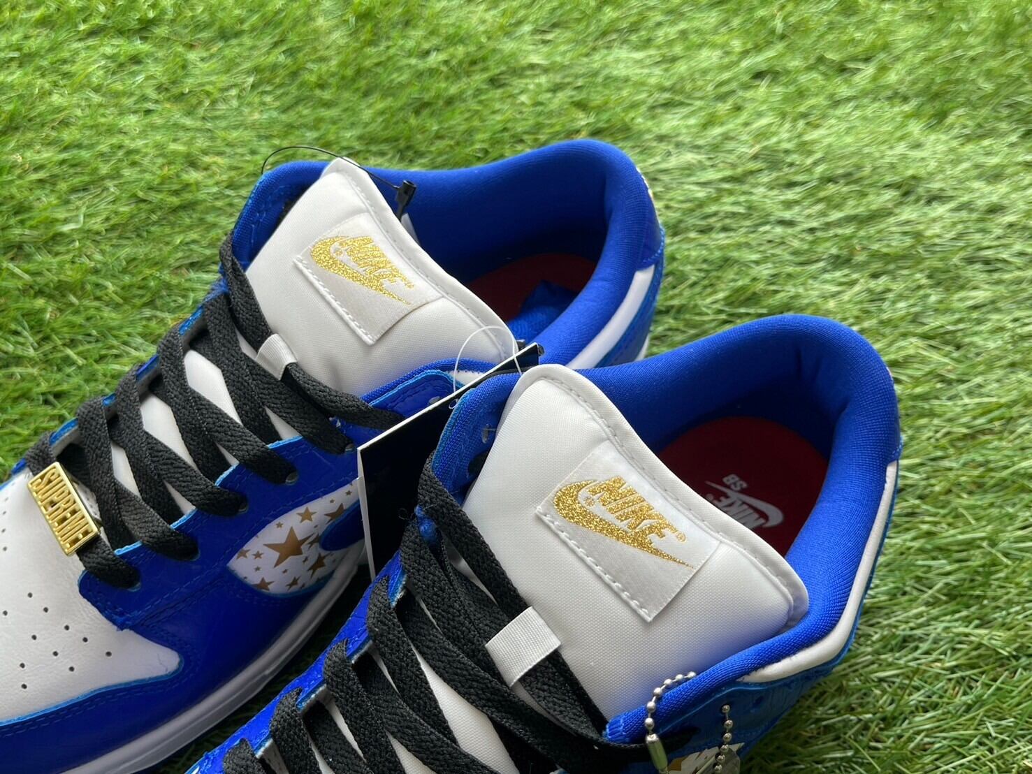 Supreme × NIKE SB DUNK LOW OG QS GOLD STARS HYPER BLUE DH3228-100 