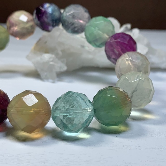 no6.多彩な変わった色合いフローライト・ブレスレット