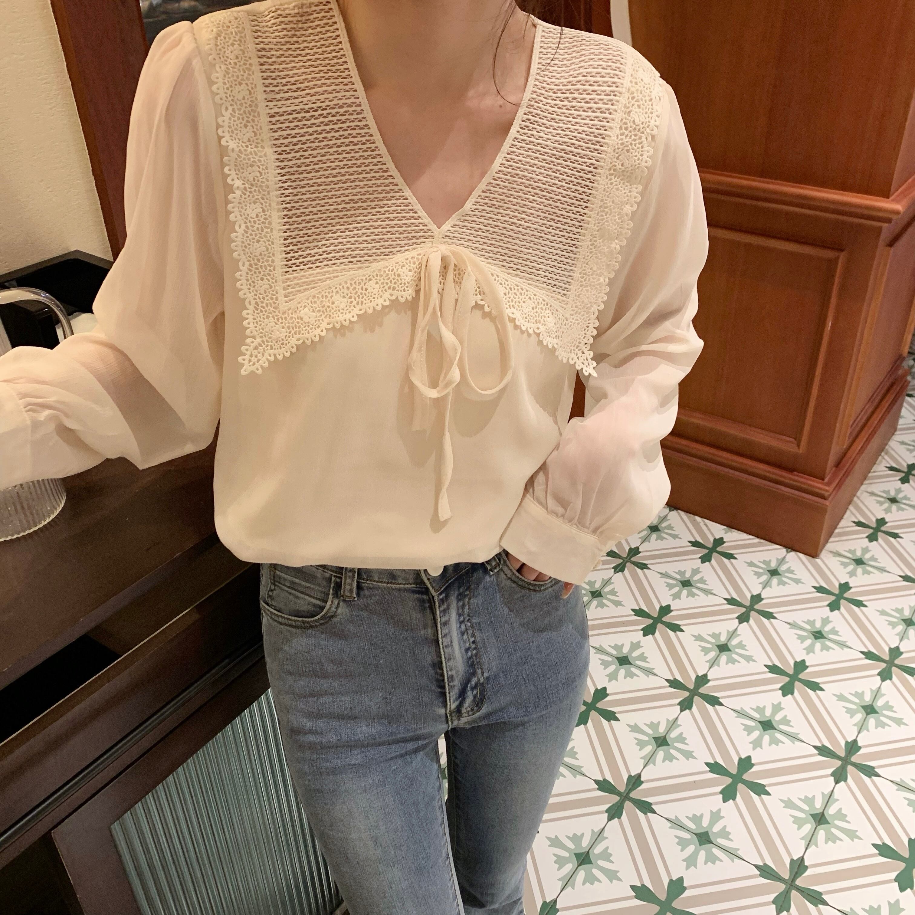 トップス レディース ブラウス M L XL 2XL アプリコット シャツ 長袖 パフスリーブ レース シアー 透け感 抜け感 プルオーバー Ⅴネック リボン シフォン バックコンシャス 華奢見え 二の腕カバー シンプル きれいめ カジュアル フェミニン キュート ガーリー 大人可愛い おしゃれ 普段使い デート お出かけ 女子会 休日 旅行 通勤 通学 存在感 こなれ感 韓国系 オルチャン ファッション コーデ スタイル モテ サイズ展開豊富 春 秋 10代 20代 30代 40代 送料無料