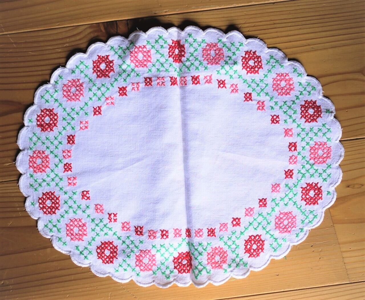 ドイツ刺繍 楕円エンブロイダリー花瓶敷き クロスステッチ