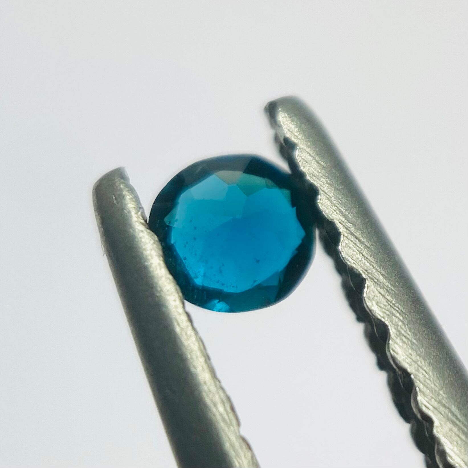 澄んだピーコックブルーのレアストーン ラズライト