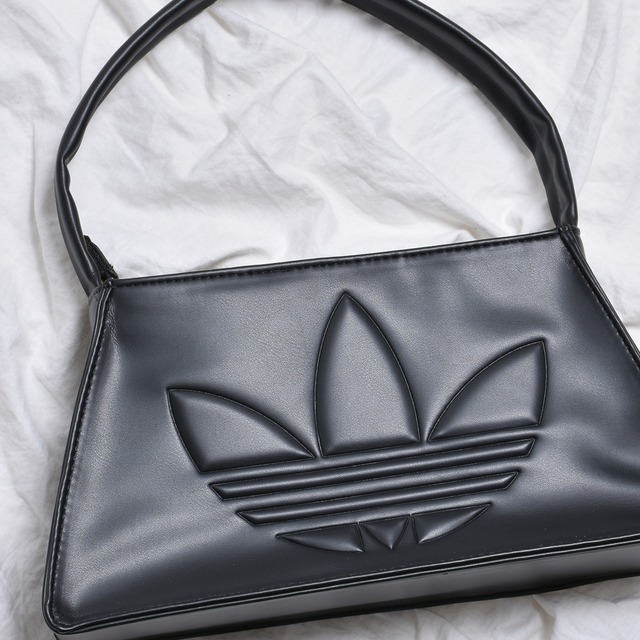 【11/18新着】adidas 2025A/W★トレフォイル ショルダーバッグ(エンボス加工)