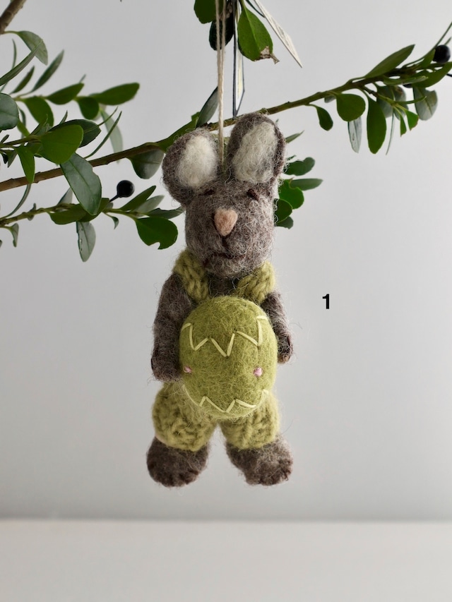 【SALE】 うさぎ イースター オーナメント 「緑のパンツとたまご」 ウールフェルト / 【SALE】 Grey Bunny with Pants and Green Egg E?n Gry & Sif