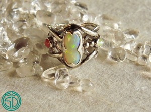 コズミック ウェブ リング   　　オパール x クリソベリルキャッツアイ x  赤珊瑚 x　レッドスピネル 　　　　　　　　　COSMIC WEB RING  ~AUSTRALIAN OPAL