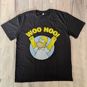 【 The Simpsons（ ザ・シンプソンズ ) 】『 WOO HOO! 』ホーマー呑気なテン上げTシャツ(笑)〚アメリカン雑貨 アメトイ〛