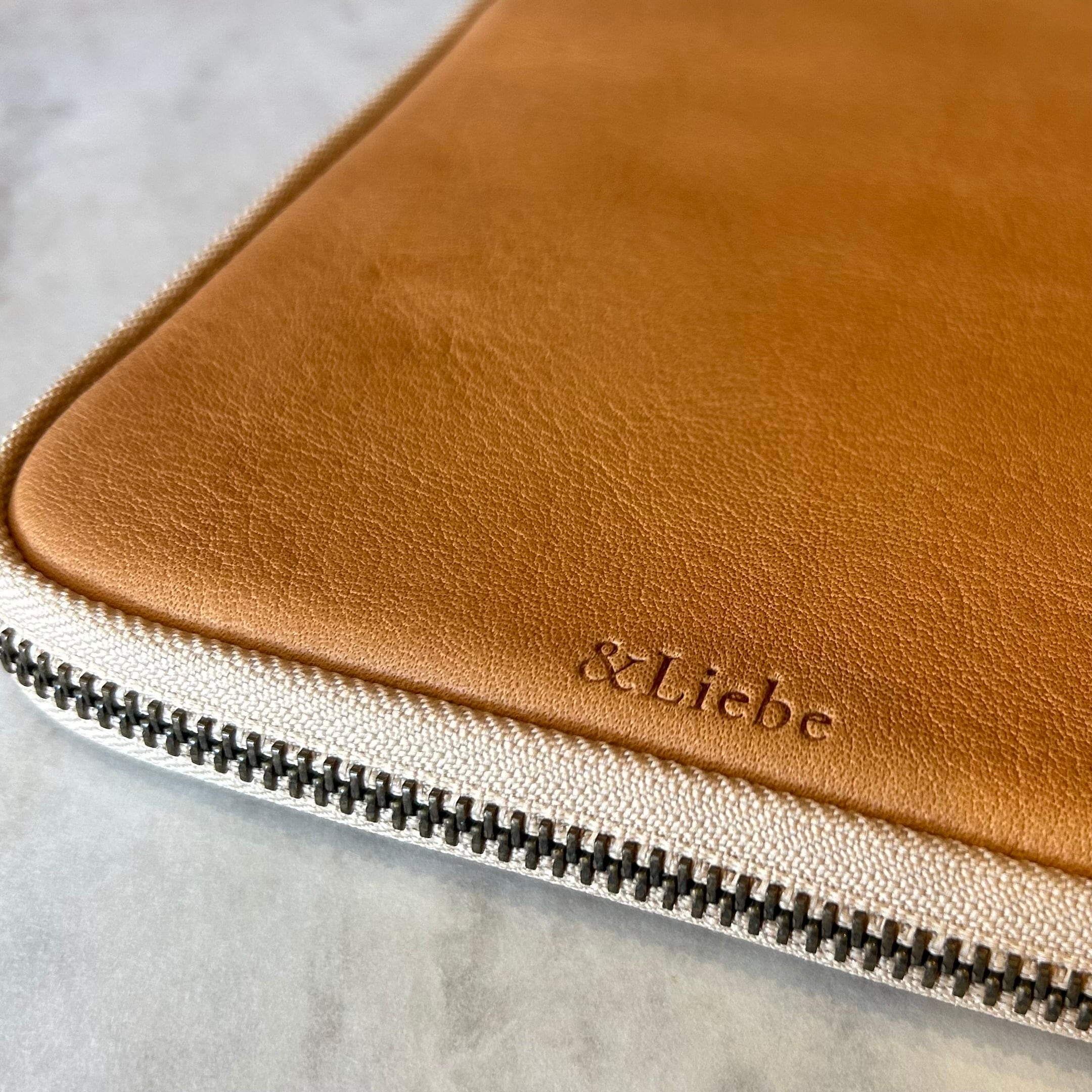 ＆Liebe「開くたび、ときめく 文具ポーチ（栃木レザー）」／5本差し