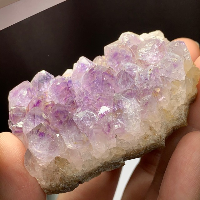 4.ウルグアイ産アメジストクラスターに住み着いているフローライトハリネズミさん