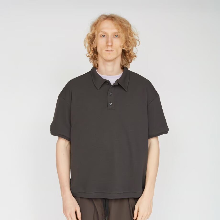 UNTRACE”_166 S/S POLO SHIRT CHARCOAL” | Lapel online store