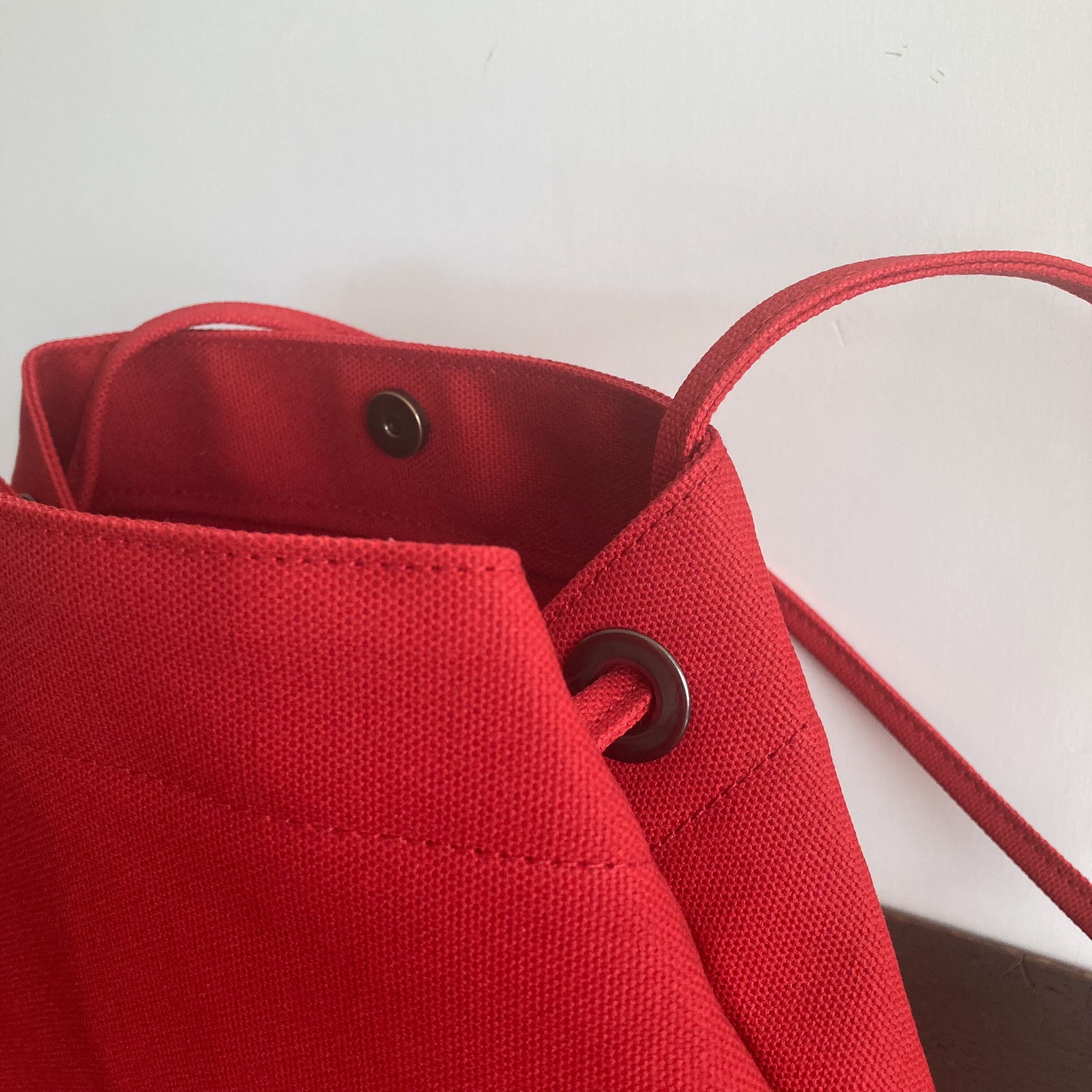 ブランコポシェット 赤 / 8号帆布 | aoya bags | シンプルで少し変わっ
