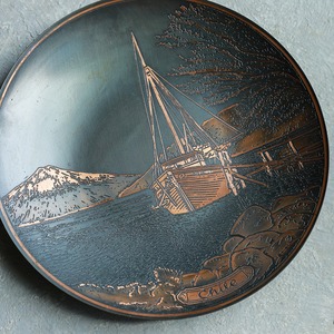 チリから届いた、優雅なボートが美しい銅のプレート