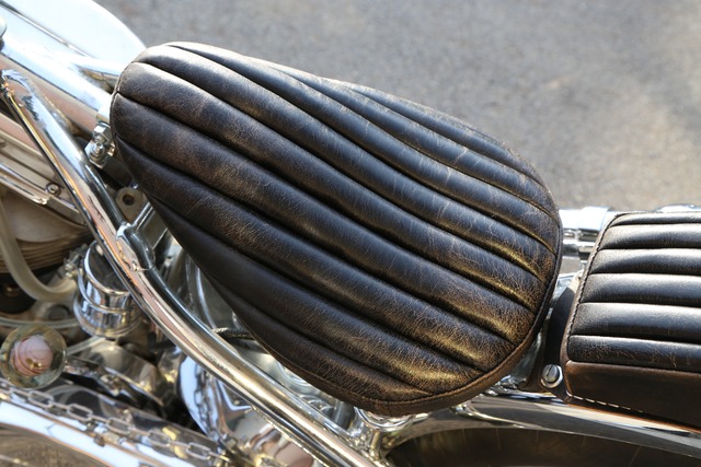 【抽選販売】クラックレザー : 60sトラディション ソロシート & ピリオンパッド セット ［縦タック&ロール］(CBW03)