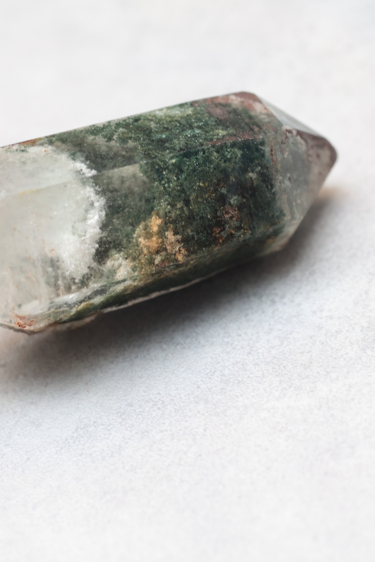 ヒマラヤクォーツwithグリーンクローライト 「自然の記憶」 Himalaya Quartz with Green  Chlorite ◇ 天然石・鉱物・パワーストーン・原石 | st00359