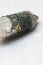 ヒマラヤクォーツwithグリーンクローライト 「自然の記憶」 Himalaya Quartz with Green  Chlorite ◇ 天然石・鉱物・パワーストーン・原石 | st00359