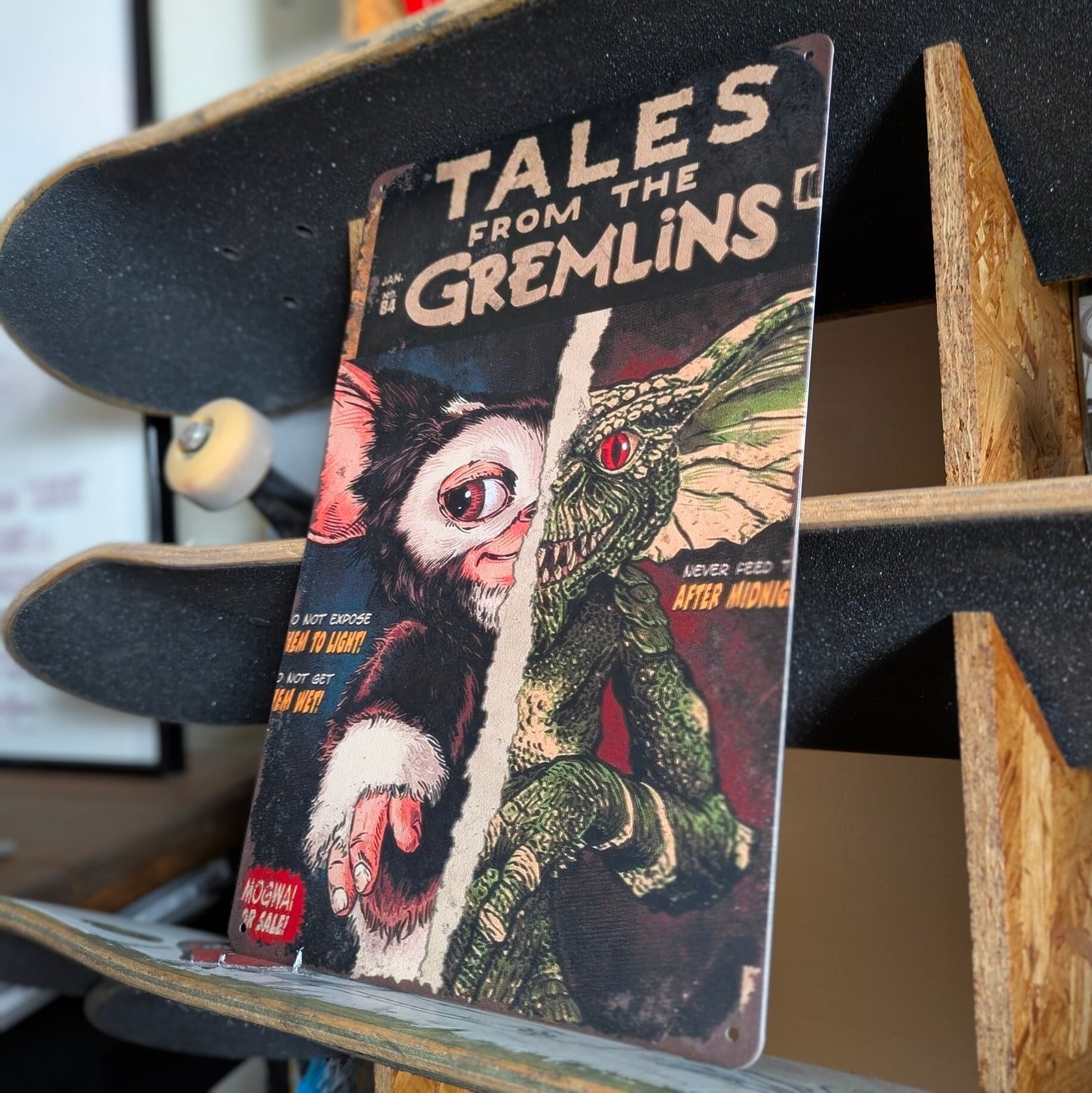 ♧送料無料!ちょうどいいブリキ看板【 Gremlins ( グレムリン ) )】ギズモ&ストライプ / METAL SIGN / メタルサイン / ブリキ看板 / サインボード / ビンテージ加工 〚アメリカン雑貨 アメトイ〛