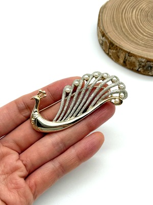 Vintage brooch | ♭21 | ラメの羽を広げるクジャクの ヴィンテージブローチ