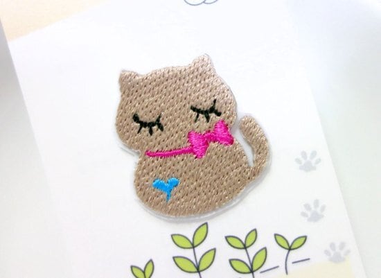 シールにもなる猫の刺繍ワッペン◆ねこだるま　モカ