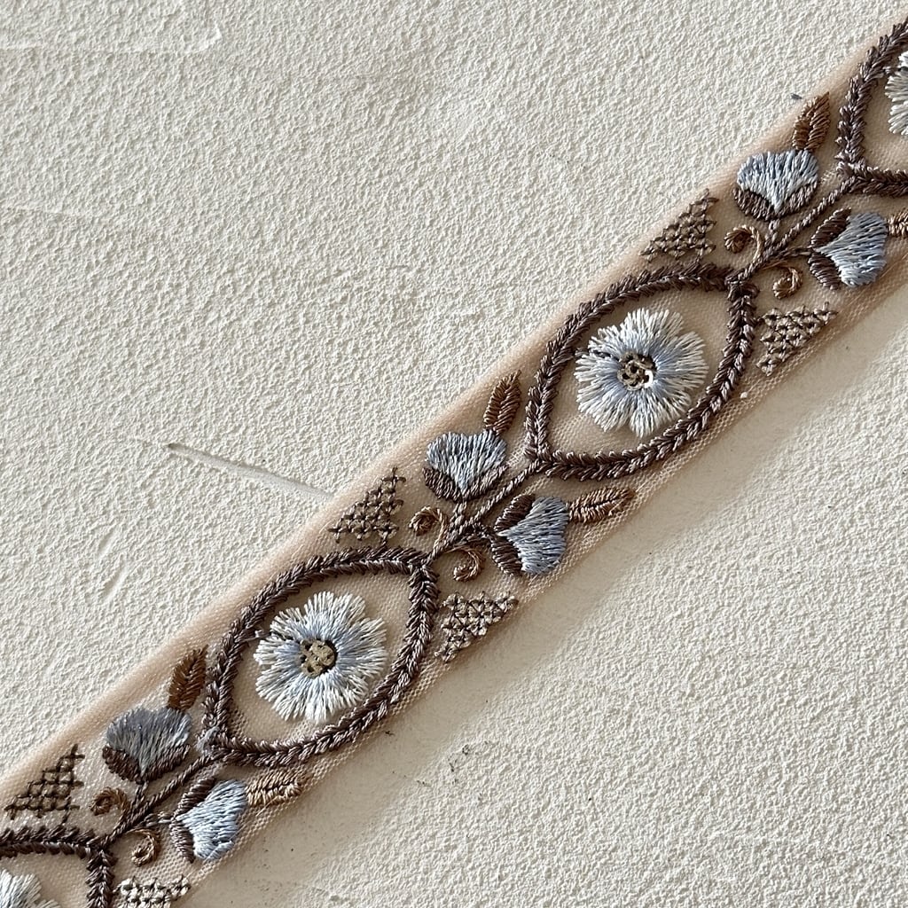 グロッシー [サックスブラウン]インド刺繍リボン 3685 | インド刺繍