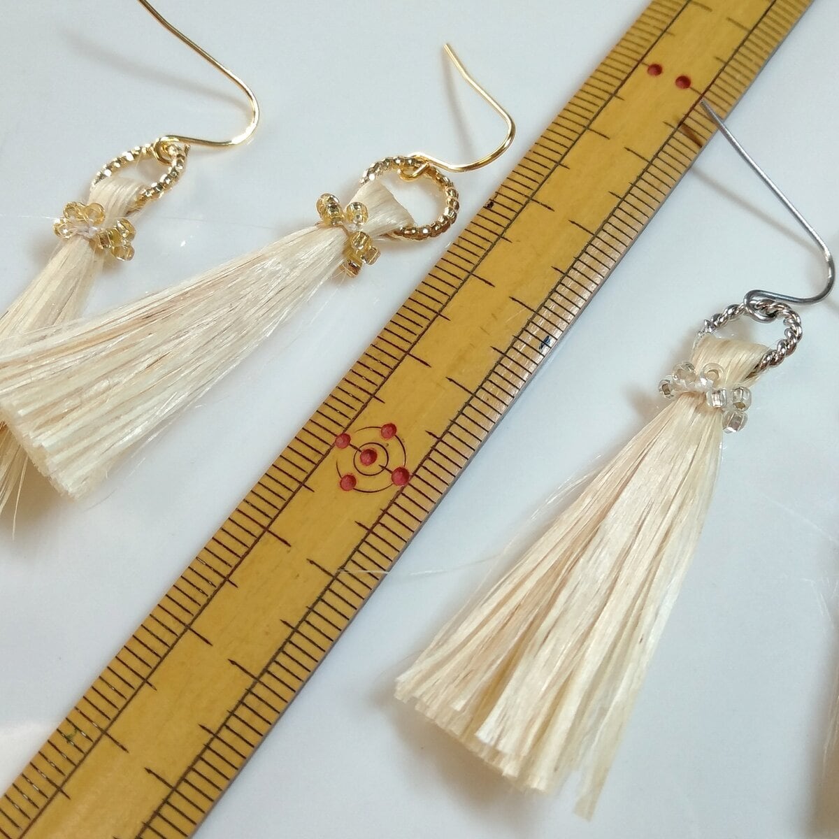 精麻のハンドメイド アシンメトリー ピアス 兎柄ビーズ タッセル